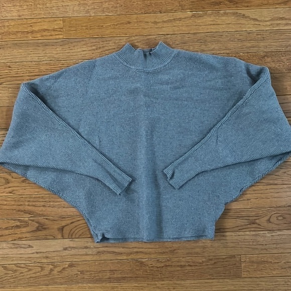 Forever 21 Gray Ribbed Sweater Size Small - Picture 2 of 8